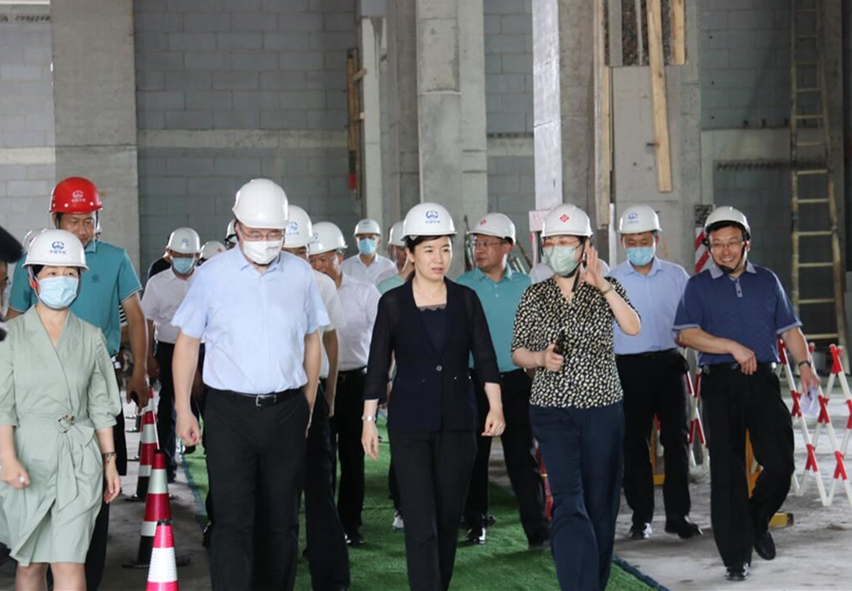 棗莊市委副書記、市長張宏偉到山東出版棗莊萬閱文化廣場項目建設現(xiàn)場調研指導工作